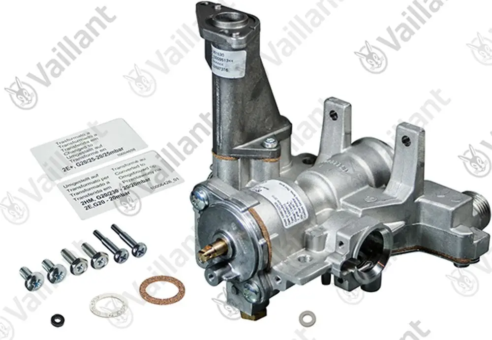 Vaillant Gasarmatur in silberner Ausführung mit mehreren Anschlussöffnungen und Montagezubehör, darunter Schrauben und Dichtungen, auf neutralem Untergrund.